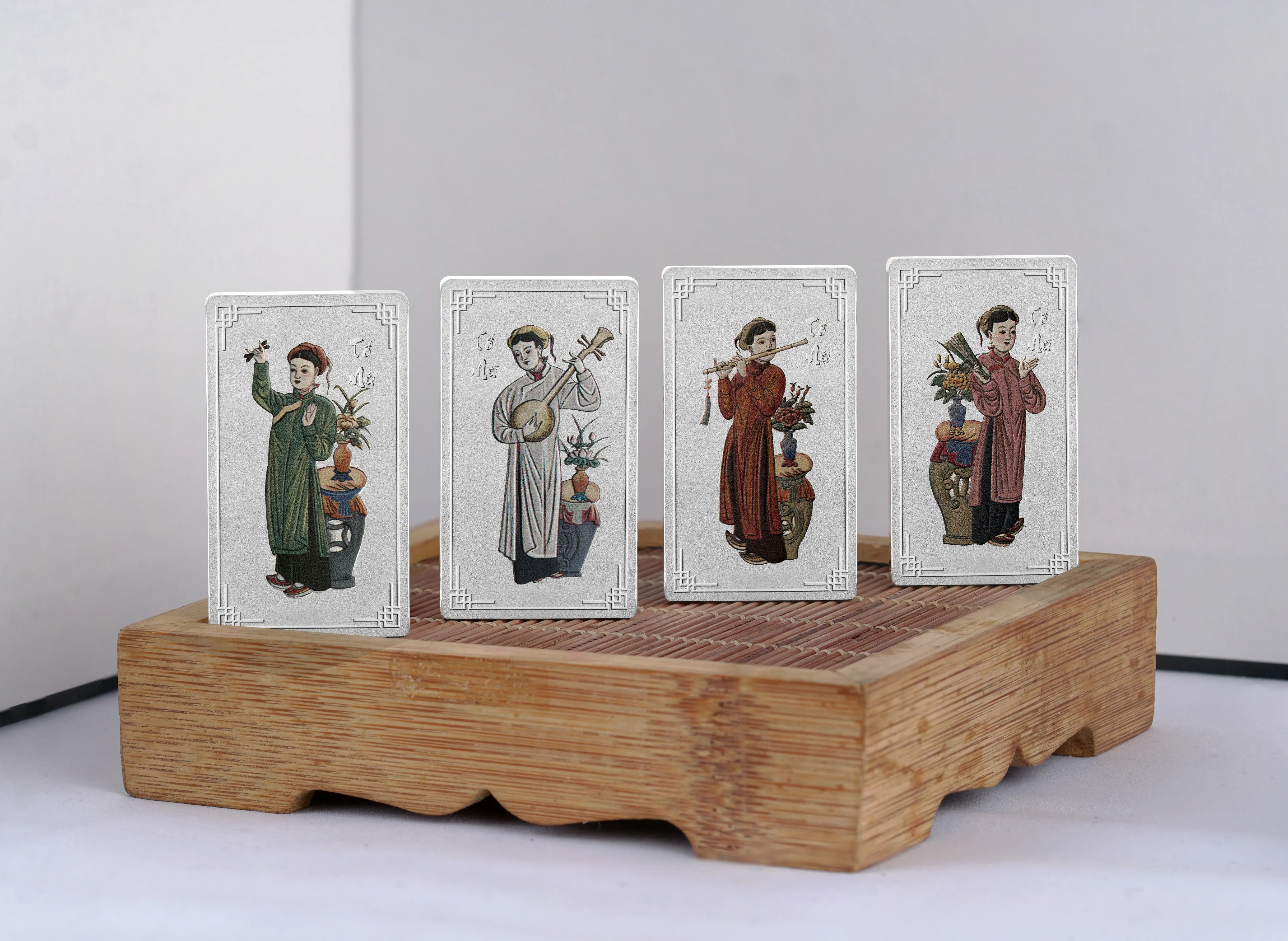 Cận cảnh nét tinh xảo trên thỏi bạc, nơi hình tượng Tố Nữ cầm đàn nguyệt cất lên khúc ca ca ngợi tài năng "Cầm - Kỳ - Thi - Họa"