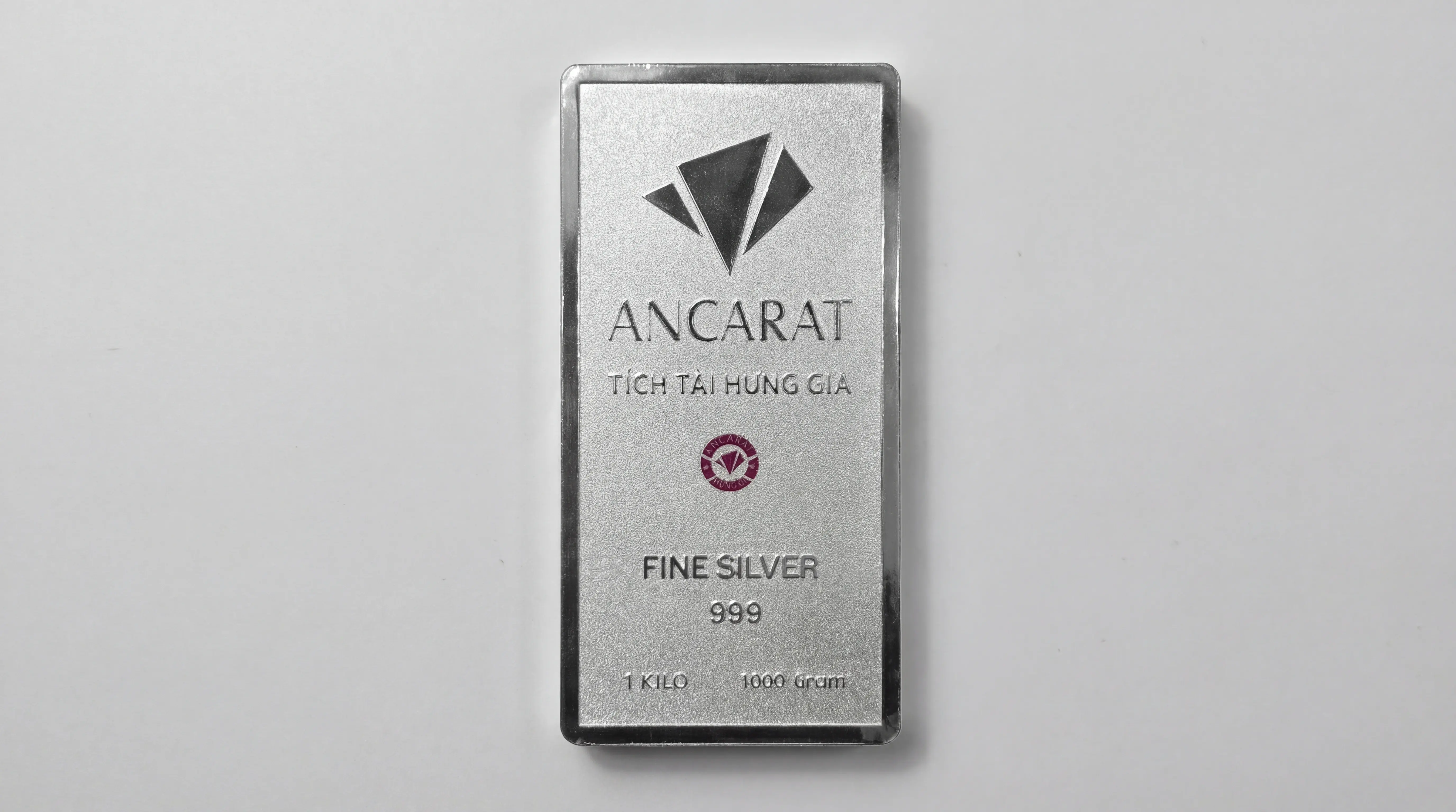 Mặt sau Ngân Long Quảng Tiến chính hãng phải có logo "Ancarat - Tích Tài Hưng Gia", tem chống hàng giả và thông số FINE SILVER 999 sắc nét.