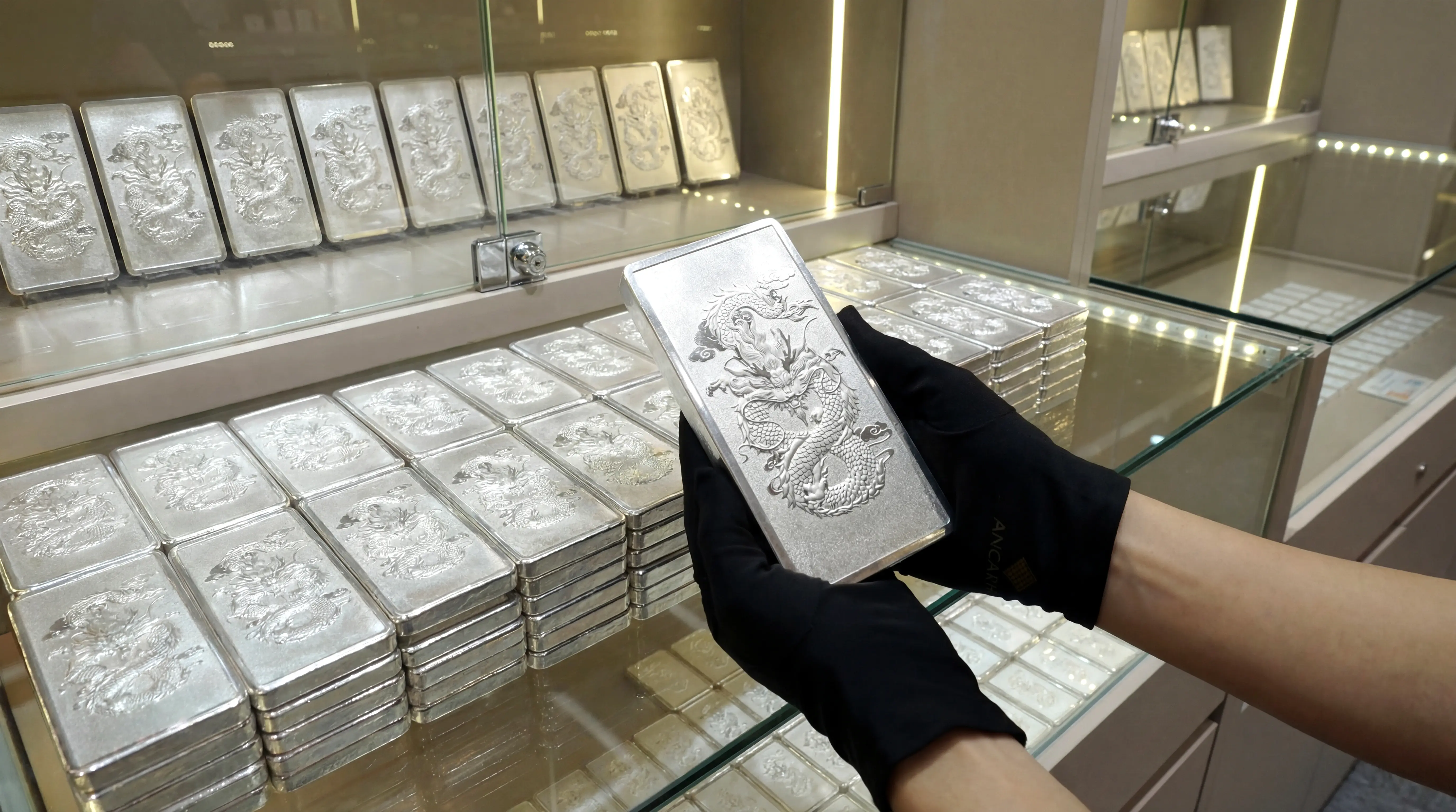 Hiệu suất Ngân Long Quảng Tiến vượt xa lãi suất tiết kiệm, khẳng định vị thế giải pháp bỏ ống heo sinh lời vượt trội từ bạc miếng Ancarat.