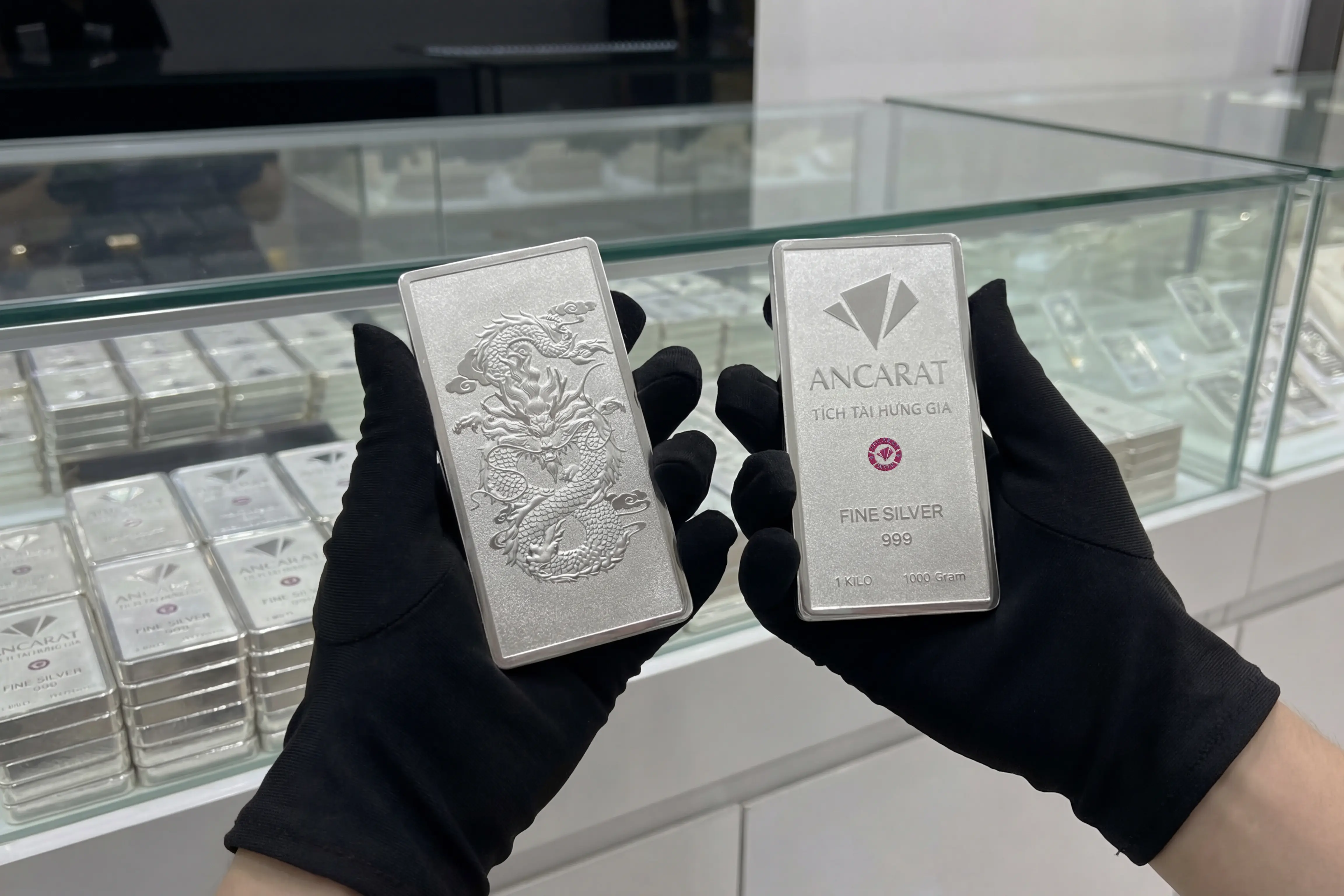 Chọn bạc miếng 999 thương hiệu Ngân Long Quảng Tiến của Ancarat để đảm bảo giá trị tích trữ. Chọn bạc miếng 999 thương hiệu Ngân Long Quảng Tiến của Ancarat để đảm bảo giá trị tích trữ.