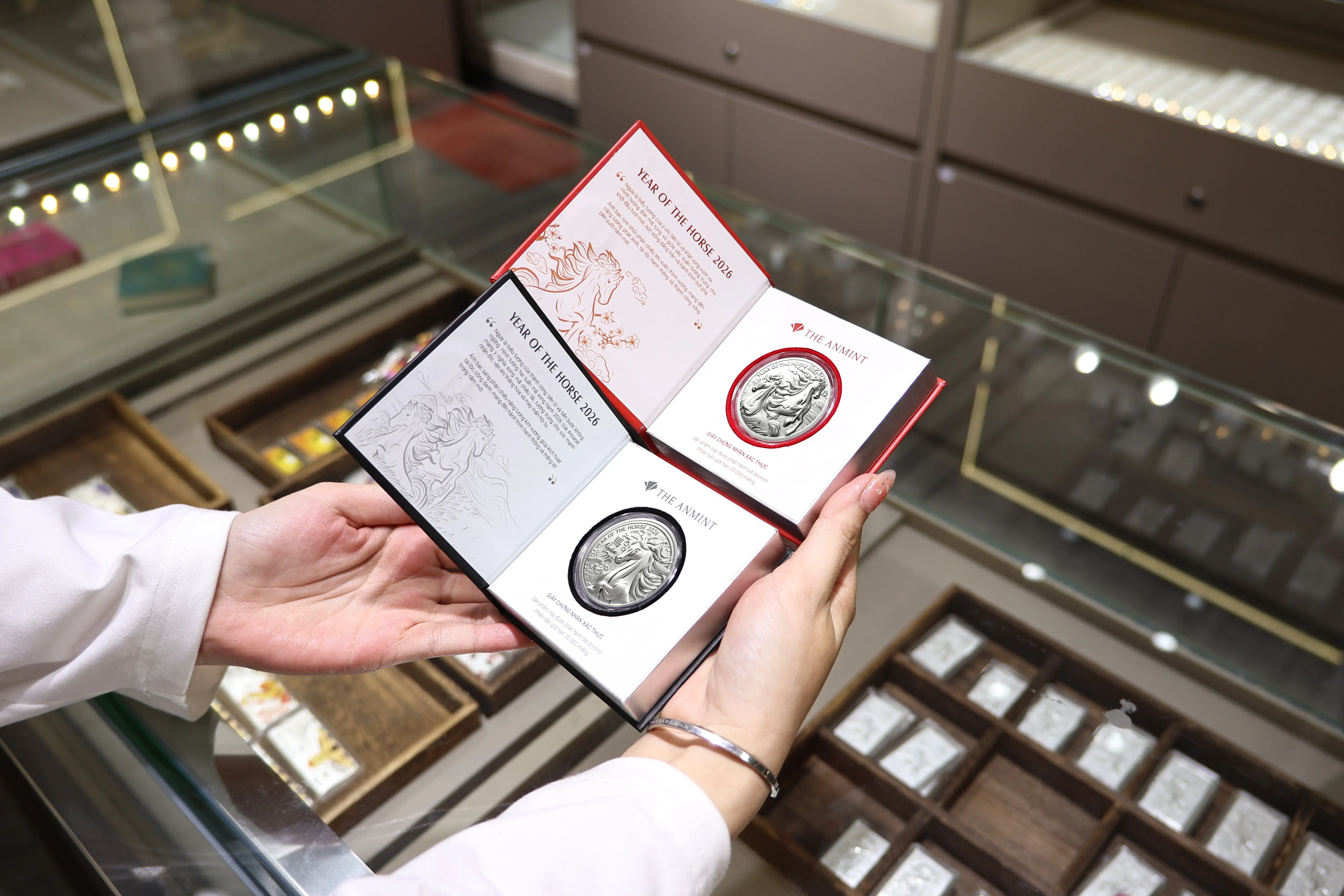 Bộ đôi bạc miếng Ancarat: Ngân Mã bứt phá khí chất lãnh đạo, Song Mã vun đắp hợp tác viên mãn - Quà Tết 2026 đẳng cấp. Bộ đôi bạc miếng Ancarat: Ngân Mã bứt phá khí chất lãnh đạo, Song Mã vun đắp hợp tác viên mãn - Quà Tết 2026 đẳng cấp.