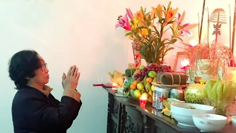 Cách thắp hương giao thừa trong nhà để cầu bình an cho gia đạo.