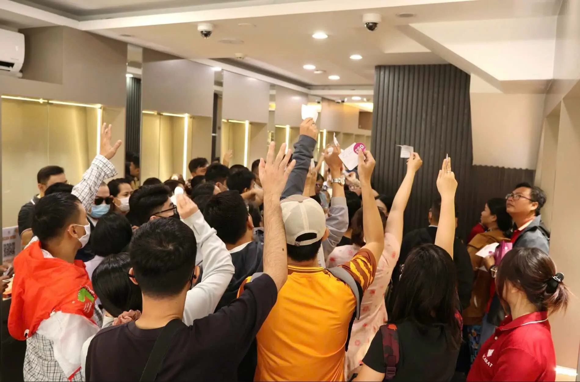 Không khí giao dịch sôi động sáng 23/1. Tranh thủ giá bạc hôm nay bật tăng dựng đứng, nhiều nhà đầu tư đổ xô đi chốt lời khoản lãi hàng triệu đồng.