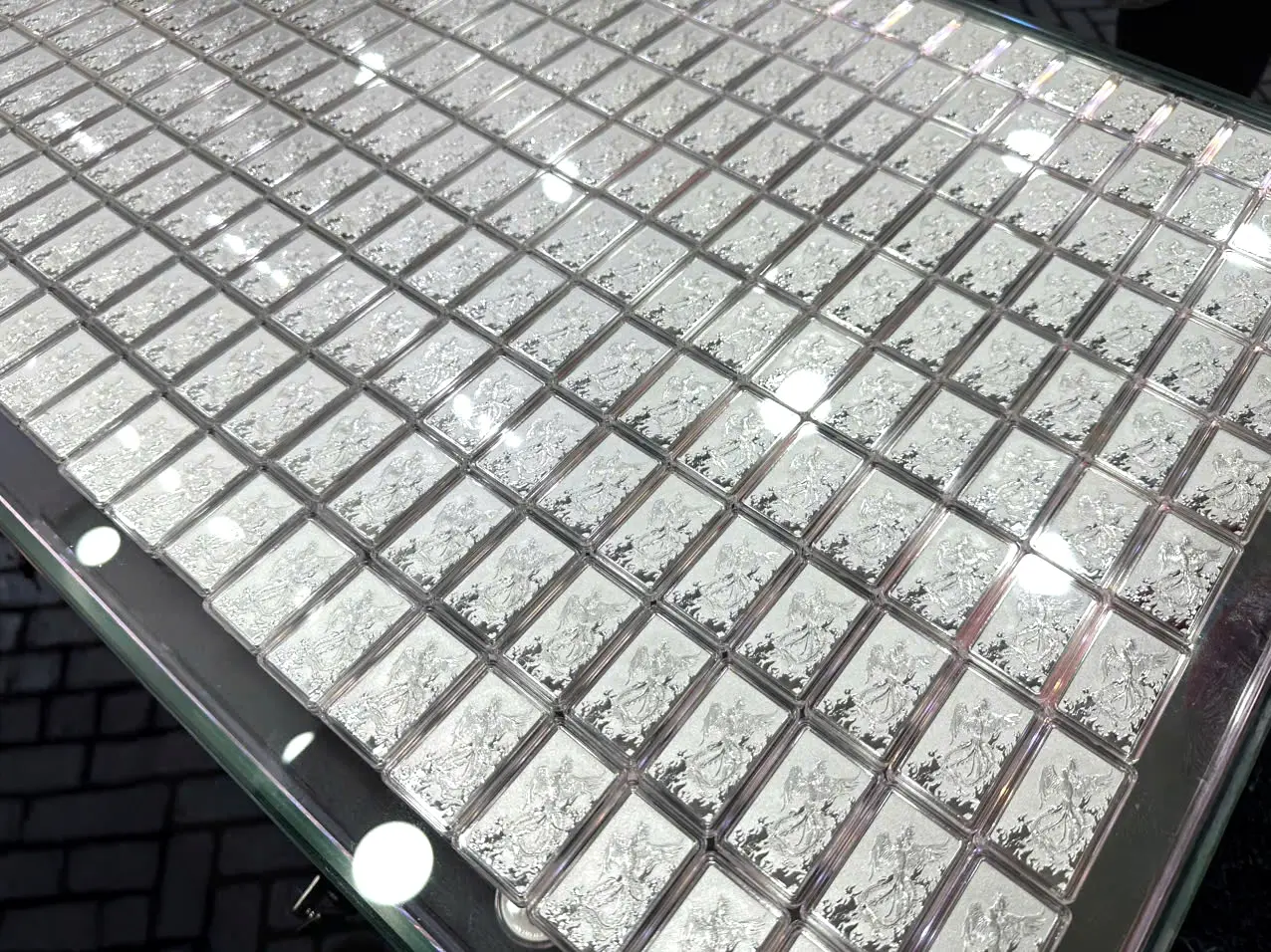 Giá bạc Ancarat loại Ngân Long Quảng Tiến 1 lượng tăng sốc 5,13% chỉ sau một đêm, cán mốc 4,2 triệu đồng, mang lại lợi nhuận lớn cho nhà đầu tư.