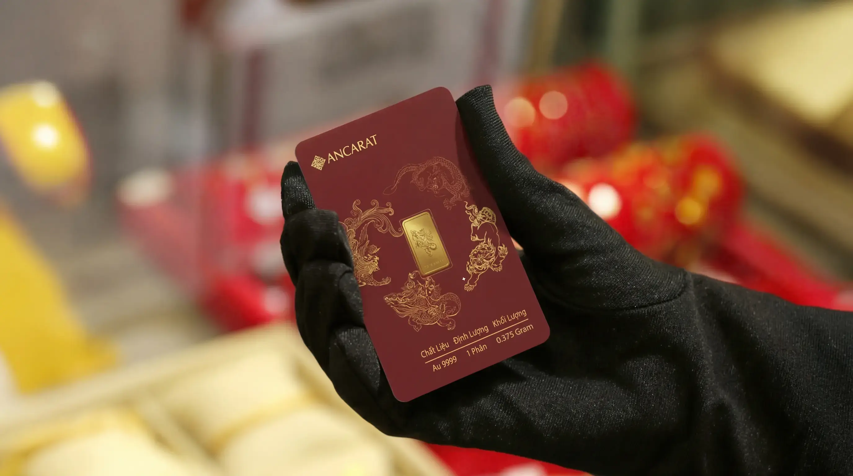 Vàng 9999 Ancarat được ép vỉ công nghệ cao sang trọng như thẻ ATM, dễ dàng bỏ vào ví hay ốp điện thoại để làm "lá bùa hộ mệnh" bên mình.