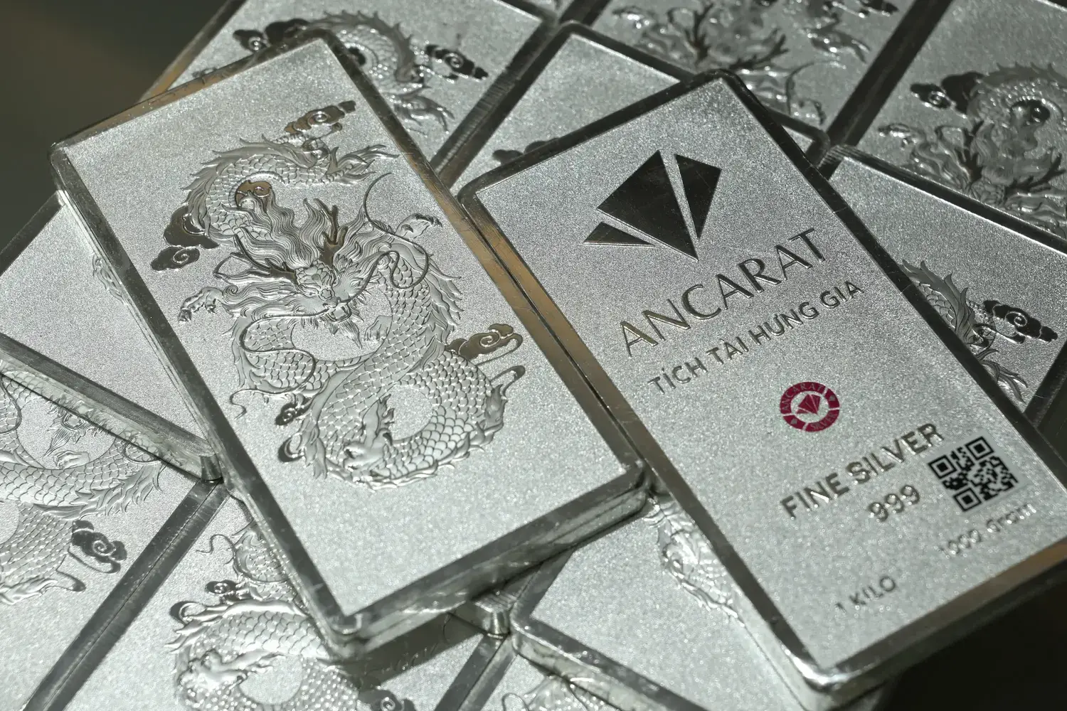 Chịu áp lực từ giá bạc quốc tế, bạc Ancarat (Ngân Long Quảng Tiến) ghi nhận mức giảm kỷ lục hơn 1,2 triệu đồng/lượng. Chịu áp lực từ giá bạc quốc tế, bạc Ancarat (Ngân Long Quảng Tiến) ghi nhận mức giảm kỷ lục hơn 1,2 triệu đồng/lượng.