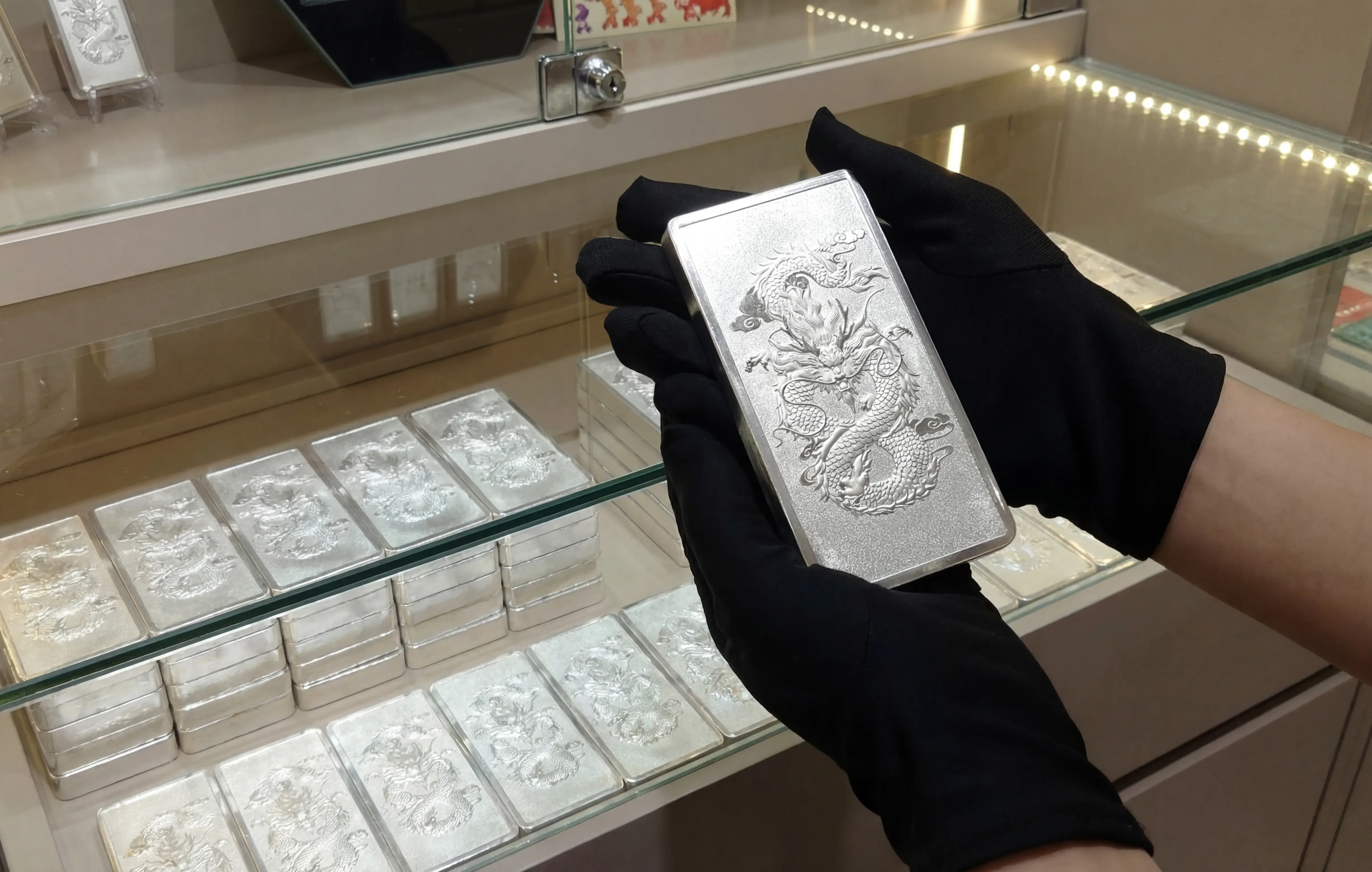 Bạc thỏi 1kg Ancarat tiến sát mốc 90 triệu đồng. Với cấu trúc thị trường đã được "thanh lọc" đầu cơ, chuyên gia khuyến nghị tiếp tục nắm giữ (Hold) để đón sóng tăng trưởng dài hạn. Bạc thỏi 1kg Ancarat tiến sát mốc 90 triệu đồng. Với cấu trúc thị trường đã được "thanh lọc" đầu cơ, chuyên gia khuyến nghị tiếp tục nắm giữ (Hold) để đón sóng tăng trưởng dài hạn.