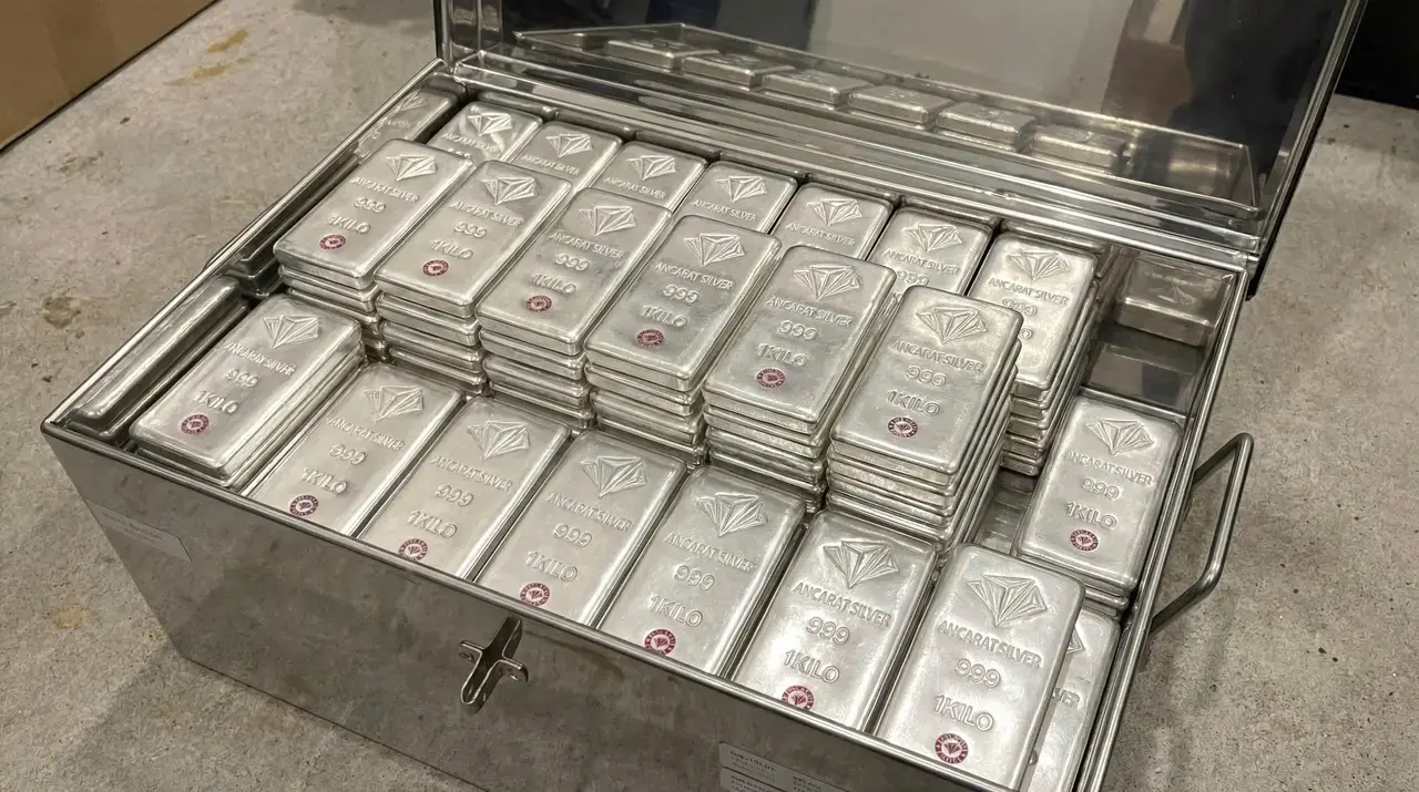 Chiến thắng áp đảo của "Bà Đầm Thép" Sanae Takaichi tại Nhật Bản mở đường cho chính sách nới lỏng tài khóa, tạo động lực tăng trưởng dài hạn cho giá bạc quốc tế. Chiến thắng áp đảo của "Bà Đầm Thép" Sanae Takaichi tại Nhật Bản mở đường cho chính sách nới lỏng tài khóa, tạo động lực tăng trưởng dài hạn cho giá bạc quốc tế.