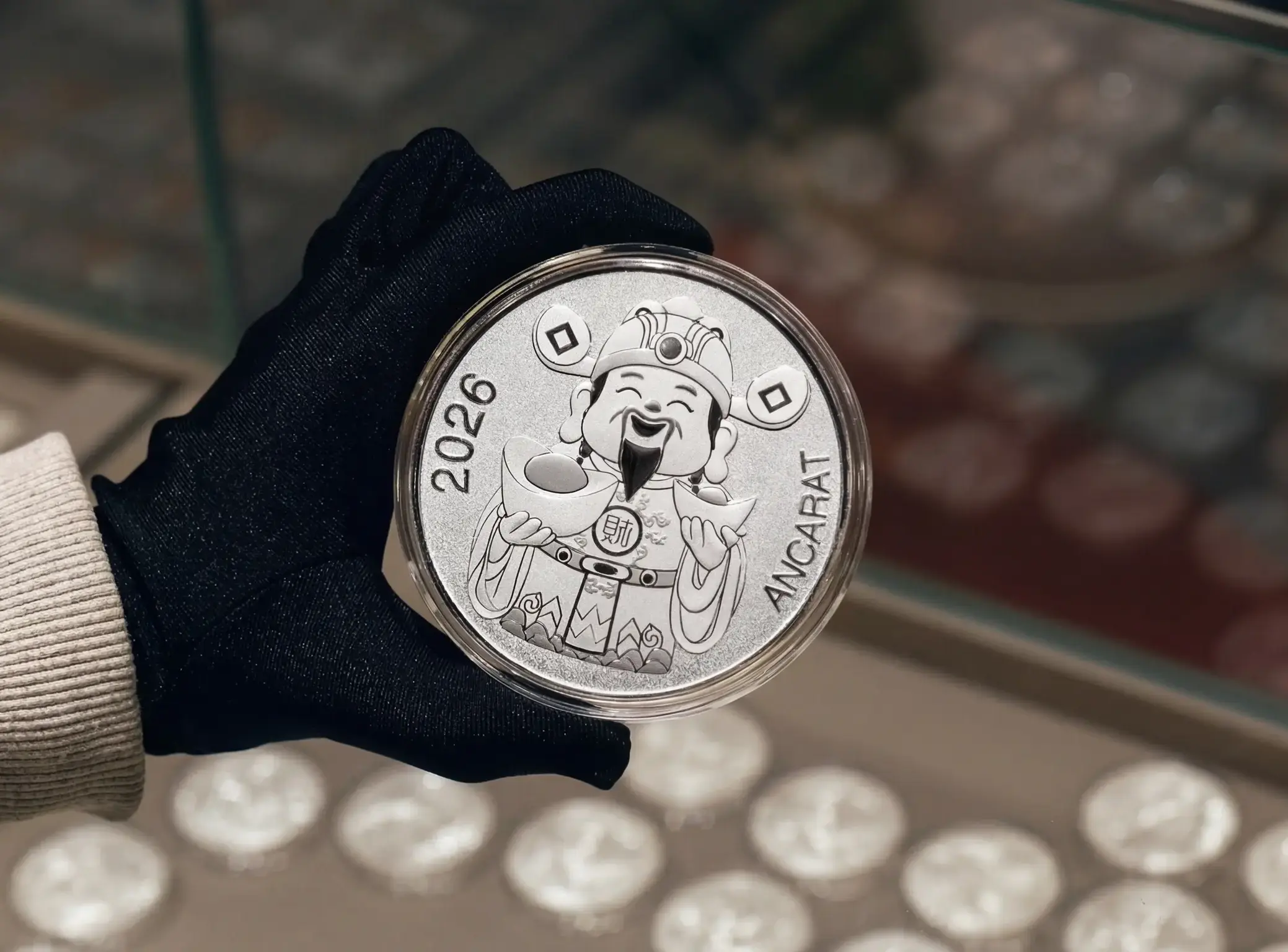 So sánh 1 chỉ vàng và 5 lượng Bạc Thần Tài Vạn Phúc trong bài toán tích sản dài hạn.