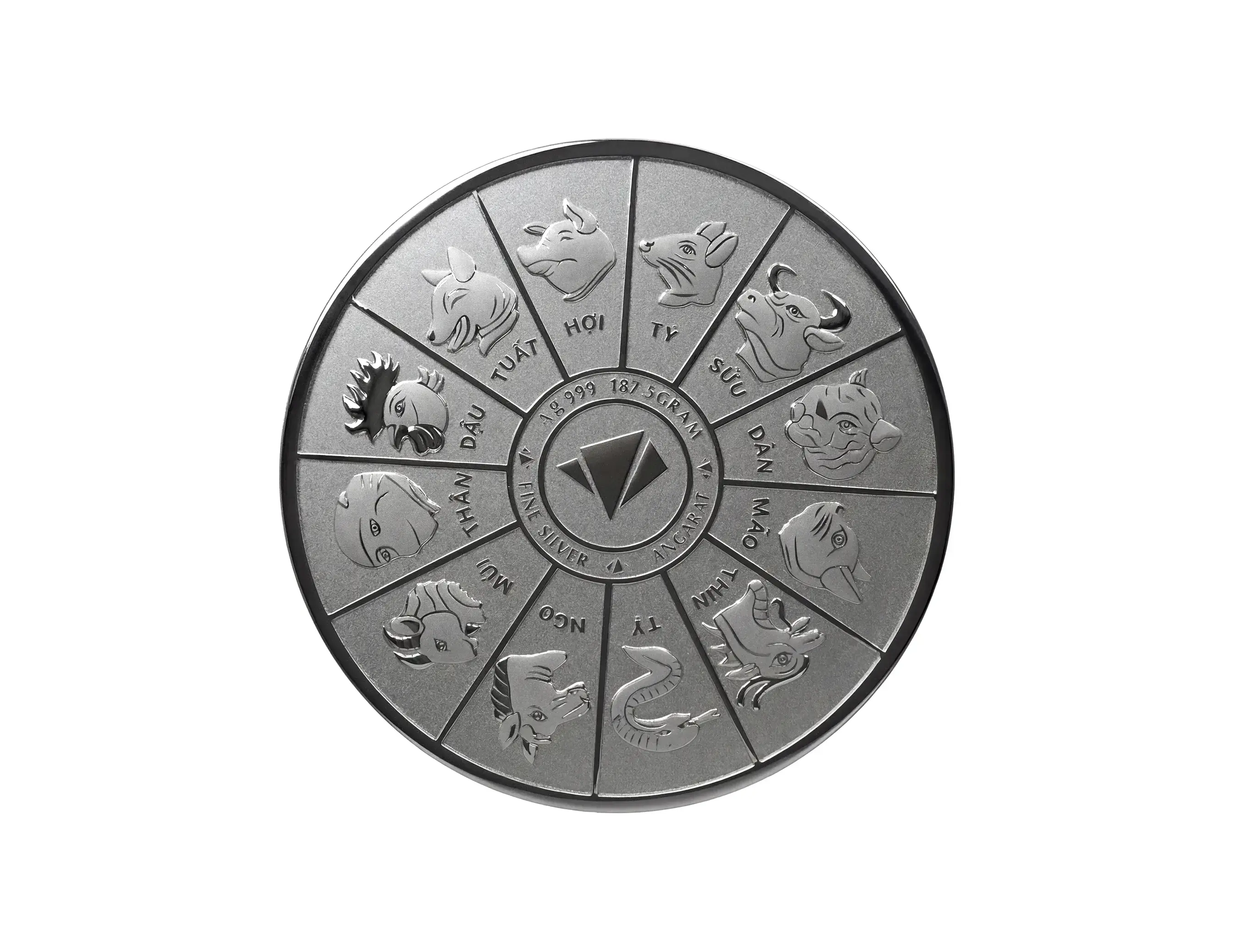 Vòng tròn 12 con giáp chạm khắc tinh xảo phía sau đồng Thần Tài Vạn Phúc, tạo thế trận hộ mệnh vững chắc cho gia chủ. Vòng tròn 12 con giáp chạm khắc tinh xảo phía sau đồng Thần Tài Vạn Phúc, tạo thế trận hộ mệnh vững chắc cho gia chủ.