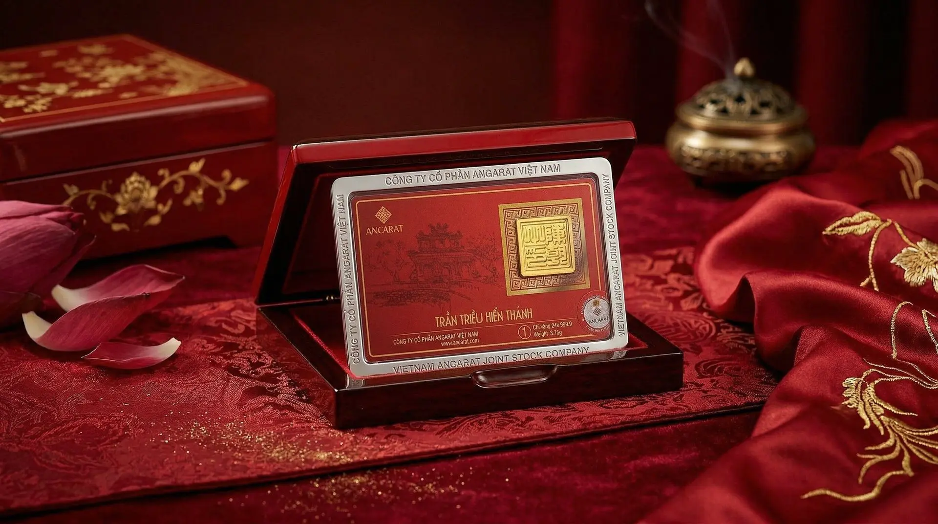 Với thiết kế vỉ ép nhỏ gọn và sang trọng, quà tặng kim ấn vàng 24k từ Ancarat dễ dàng đồng hành cùng lãnh đạo trong mọi quyết sách quan trọng.​