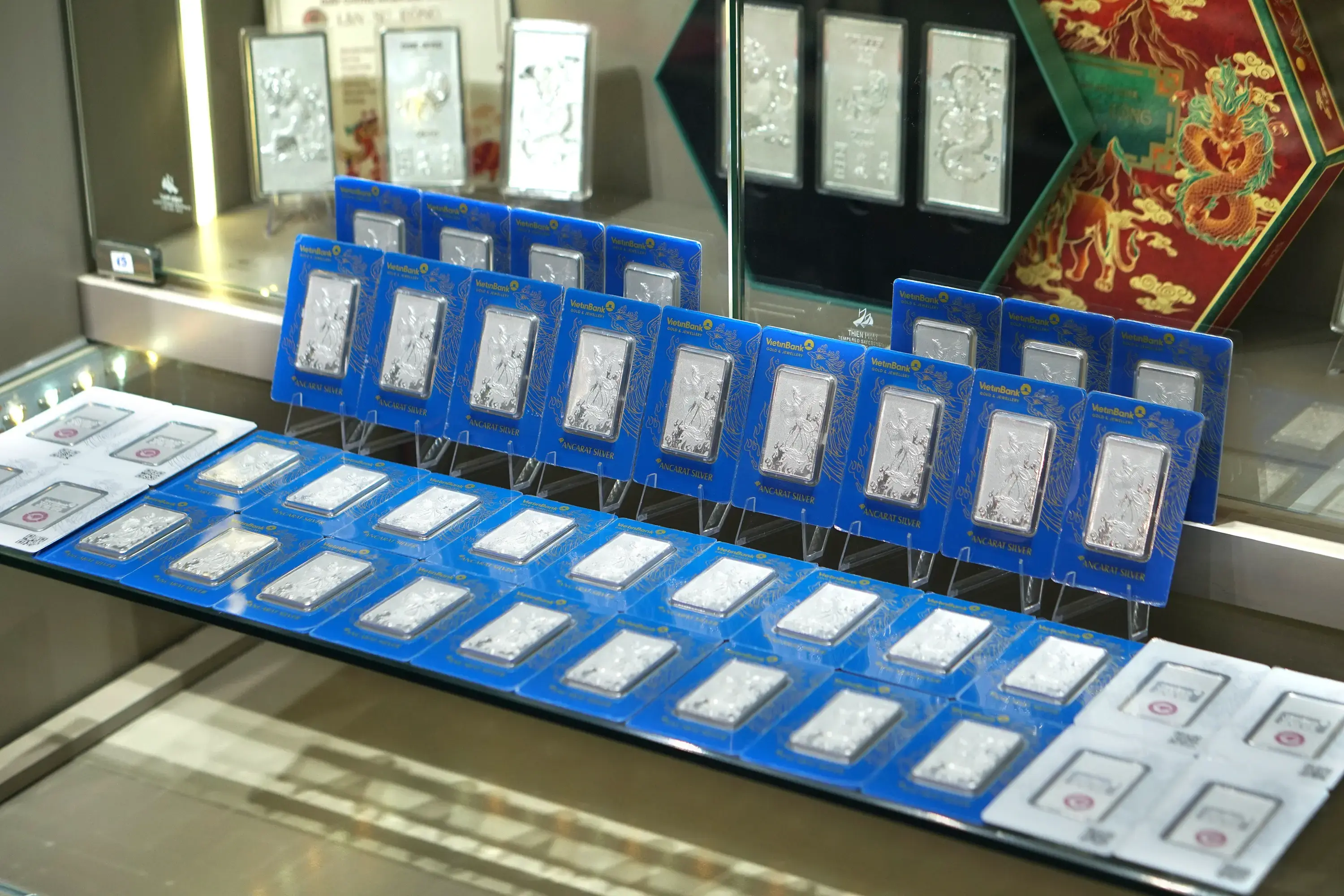 Căng thẳng địa chính trị tại eo biển Hormuz và giá dầu vượt ngưỡng 106 USD đang tạo áp lực lớn lên giá bạc quốc tế.