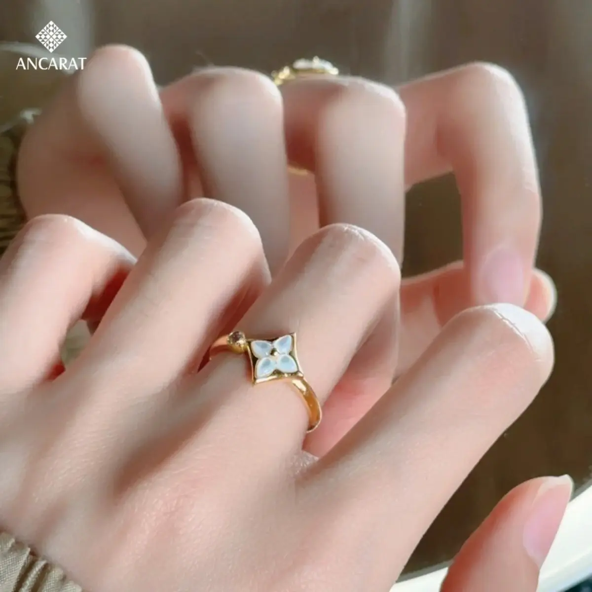 Nhẫn cầu hôn đeo ngón nào theo  Việt Nam