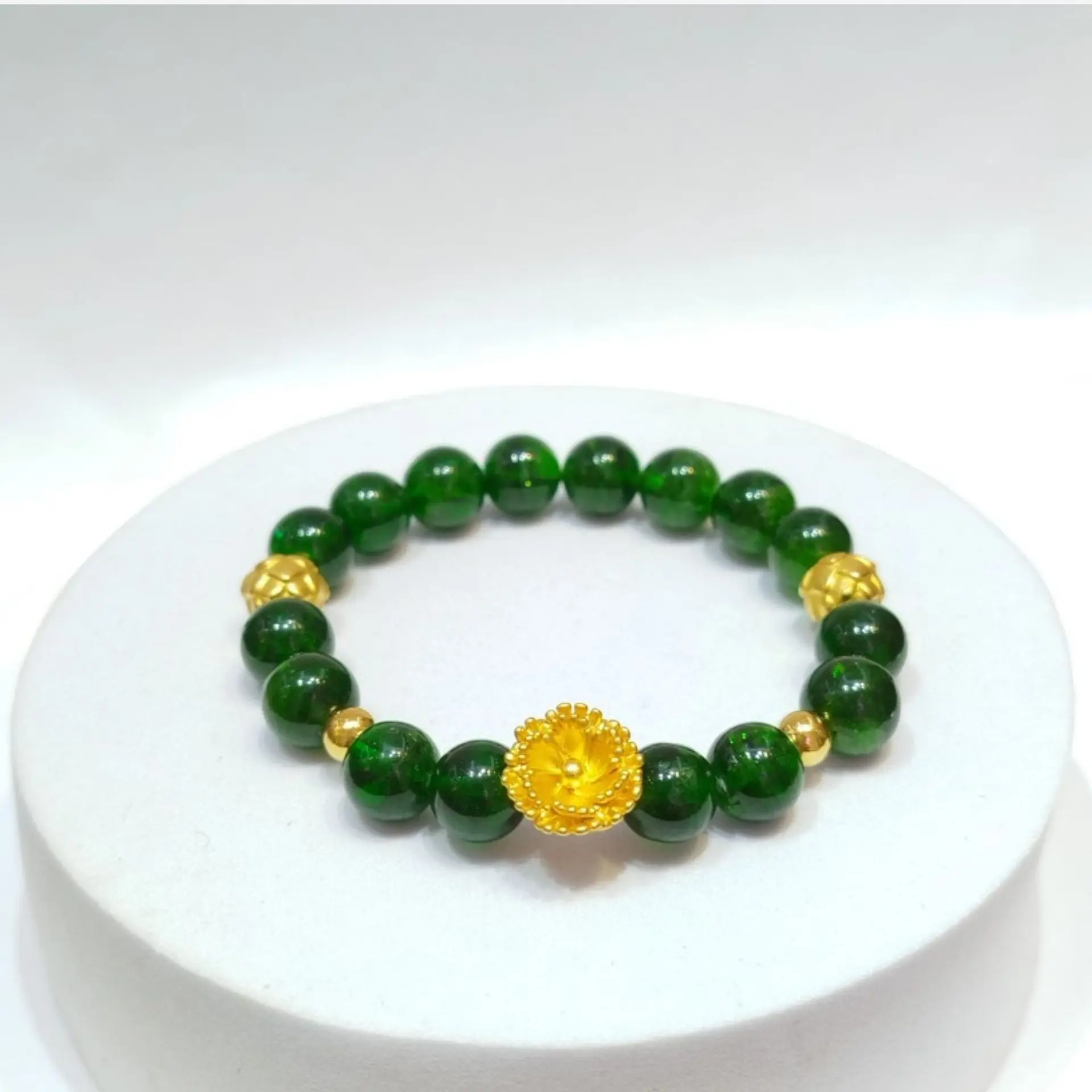 Mệnh Mộc đeo vàng hay bạc tốt hơn